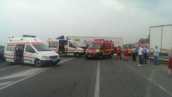 ACCIDENT GROAZNIC în Bistriţa, în urmă cu puţin timp! Un autobuz plin cu muncitori a intrat într-un stâlp, după ce a evitat un TIR 
