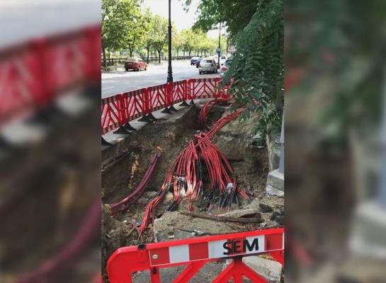 PERICOL de MOARTE în centrul Bucureştiului! O groapă plină cu CABLURI NEIZOLATE este abandonată de luni de zile - VIDEO