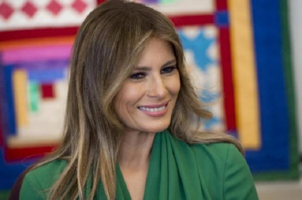 Melania Trump, ținta ironiilor pe Internet. Soția președintelui SUA, criticată pentru modul cum s-a îmbrăcat pentru a merge în Texas, stat afectat de uraganul Harvey (FOTO)