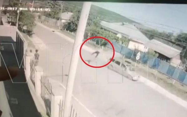 IMPACT DEVASTATOR! la Galaţi! Un bătrân de 86 de ani este ZDROBIT de o maşină condusă de un puşti bezmetic. Totul a fost filmat (VIDEO ŞOCANT)