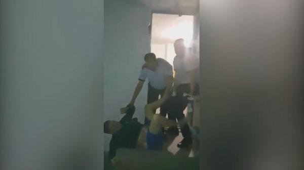 Lipsa procedurilor în Poliție duce la un nou incident șocant: doi polițiști din Gorj sunt filmați când târăsc un tânăr, ca să-l bage în secție