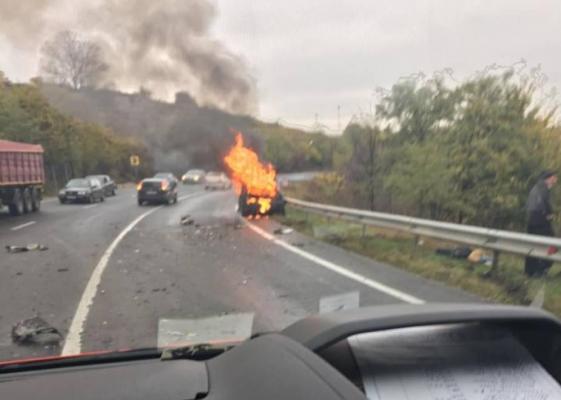 ACCIDENT CUMPLIT. O maşină A LUAT FOC după un impact DEVASTATOR cu un TIR