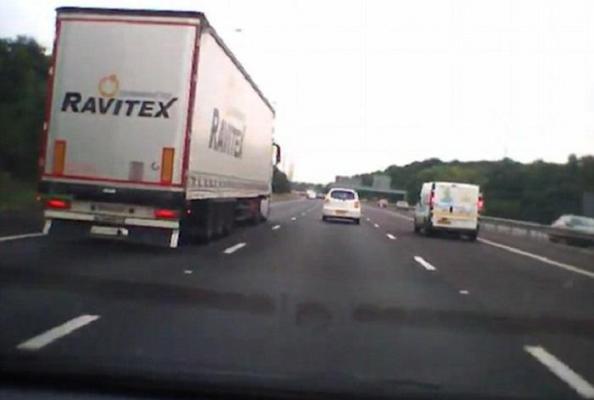 Momentul înfricoșător în care un român, şofer de TIR, loveşte o maşină pe autostradă, în Anglia. Ţipetele celor din mașină sunt paralizante (VIDEO)