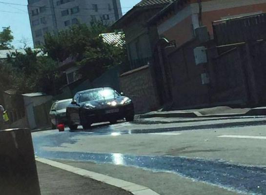 Culmea luxului în România! Porsche de peste 80.000 de euro, spălat cu GĂLEATA la poartă - FOTO