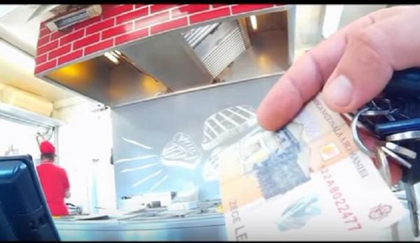 VIDEO VIRAL Scene halucinante la Odorheiu Secuiesc! O vânzătoare a refuzat să-i dea mici unui român, pe motiv că nu vorbește ungurește