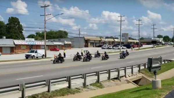 INCIDENT CIUDAT la trecerea convoiului lui Donald Trump! Oamenii au fost șocați când au văzut ce se întâmplă cu mașina președintelui american (VIDEO)
