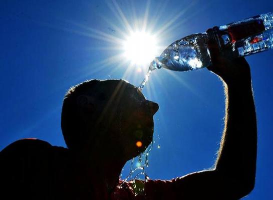 ROMÂNIA SE TOPEŞTE! Harta zonelor afectate de CANICULĂ şi sfaturile specialiştilor pentru a trece cu bine peste zilele de foc!