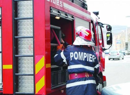 SCENE DE GROAZĂ. Un bărbat şi-a dat foc la casă şi apoi s-a aruncat de la etaj!