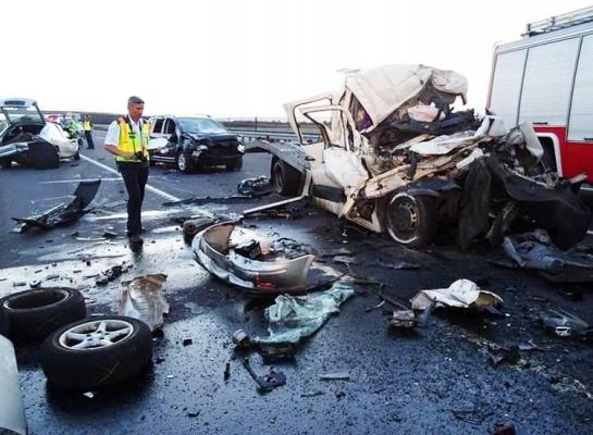 Un şofer a murit STRIVIT în urma unui groaznic accident produs pe autostradă - IMAGINI ŞOCANTE