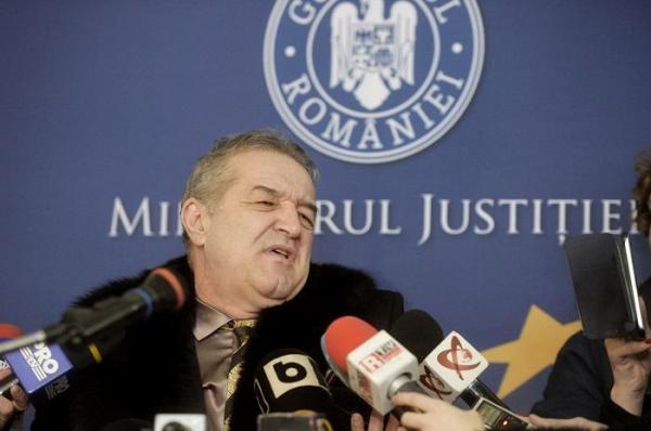 Gigi Becali, declaraţie surprinzătoare: "Aş pupa mâna oricărui preot aflat în faţa bisericii. Nu mă interesează ce face"