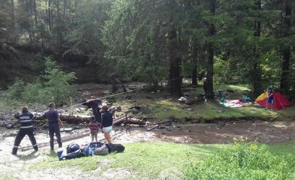 Misiune dramatică la Sibiu. 12 persoane, printre care şi COPII, au rămas izolate pe o insuliţă după o viitură (FOTO)