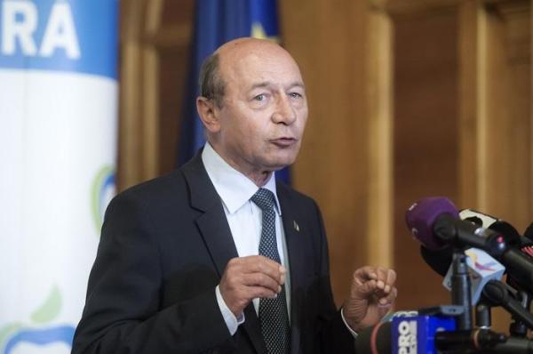 Băsescu, despre premierul Tudose:"Pare a fi mult mai logic decât Dragnea, care recită poeziile de proastă calitate pe care i le-a dictat Vâlcov"