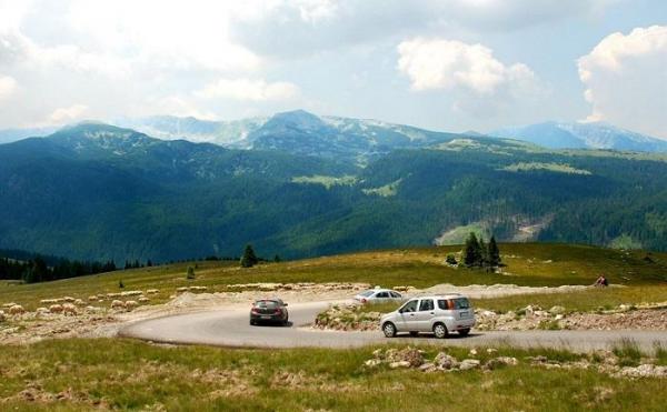 Circulaţie îngreunată pe Transalpina. Şoseaua a fost acoperită cu pietre şi pământ din cauza ploilor