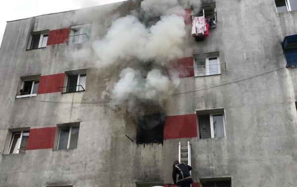 Incendiu VIOLENT la un bloc din Dej. Toți locatarii au fost evacuați, intervenție în forță a pompierilor, mai multe persoane transportate de urgență la spital (VIDEO)