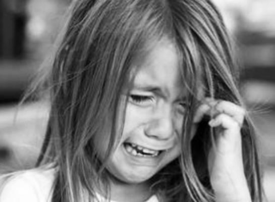 DRAMĂ cumplită! O tânără de 26 de ani, mamă a trei copii, a fost UCISĂ ÎN BĂTAIE de soț. Fetița de 7 ani a celor doi a anunțat vecinii: 'Mămica mea este moartă' (VIDEO)