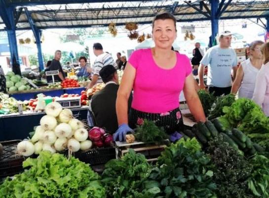 Lecţie de viaţă oferită de o profesoară care îşi împarte viaţa între catedră şi taraba din piaţă: 'Muncesc de dimineaţa până seara'