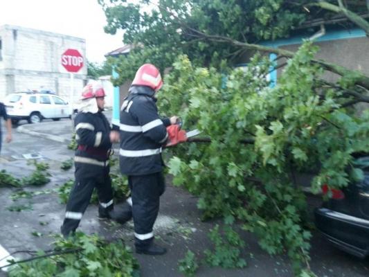 FURTUNĂ VIOLENTĂ în Muscel. Zeci de pompieri au fost mobilizaţi pentru a evacua apa VIDEO
