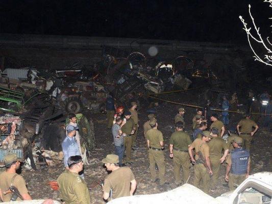 ATAC CU BOMBĂ în această seară! Un camion cu fructe a sărit în aer, distrugând totul în jur. Cel puțin 45 de oameni au fost răniți (VIDEO)