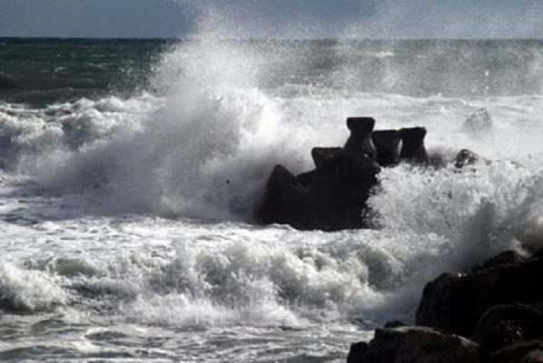 O nouă TRAGEDIE pe litoral! Un tânăr a salvat de la înec o mamă și pe fetița ei, însă a dispărut în valurile mării. Adrian e căutat de aproape zece ore