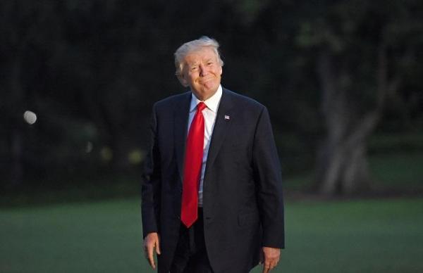 Donald Trump primeşte de două ori pe zi tweet-uri şi ştiri pozitive despre el