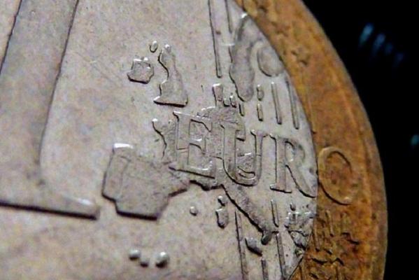 CURS VALUTAR. Leul pierde teren în faţa Euro şi a dolarului american