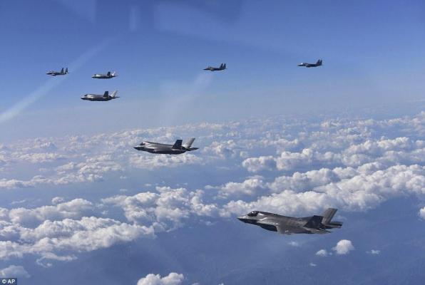 Demonstraţii de forţă în Peninsula Coreeană! Statele Unite au lansat BOMBE URIAŞE în apropiere de Coreea de Nord - FOTO/VIDEO