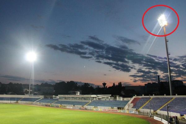 Doi tineri din Botoşani au fost internaţi DIRECT LA PSIHIATRIE, după ce s-au urcat BEŢI pe nocturna stadionului din Botoșani