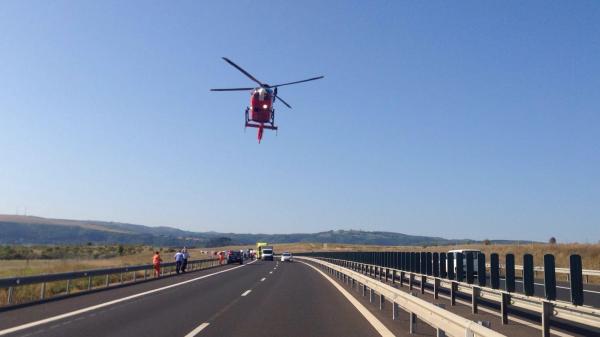TERIBIL! Tânărul poliţist spulberat de un TIR pe Autostrada A1 Sibiu-Deva ar fi fost proiectat peste parapet şi aruncat în câmp. Un elicopter SMURD a intervenit imediat
