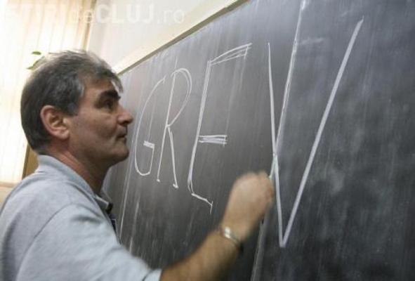 Proteste la început de an şcolar. Sute de angajaţi ai şcolilor din Arad au purtat ecusoane şi banderole pe care au scris cuvântul “protest”