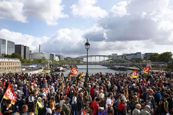 Protest de amploare la Paris: Zeci de mii de oameni au ieşit în stradă, nemulţumiţi de reforma Codului Muncii