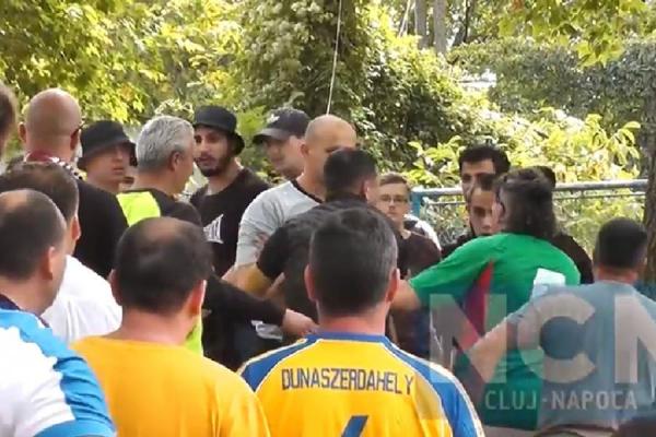 BĂTAIE cu bâte și pietre la Cluj! Fanii echipei Universitatea s-au năpustit asupra suporterilor CFR-iști care se distrau cu soțiile și copiii la iarbă verde (VIDEO)