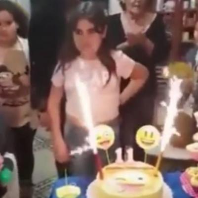 Momente DE GROAZĂ la aniversarea unei fetiţe! Copila A LUAT FOC în momentul în care a suflat în lumânări, dintr-o glumă proastă! | VIDEO ŞOCANT