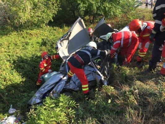IMAGINI DRAMATICE! Un bărbat a MURIT între fiarele contorsionate ale mașinii, după ce s-a izbit frontal cu o autoutilitară, lângă Slatina