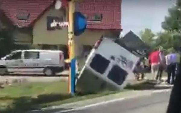 Microbuz cu pasageri, răsturnat pe un drum din Sibiu! Accidentul a fost provocat de un biciclist. IMAGINI DRAMATICE