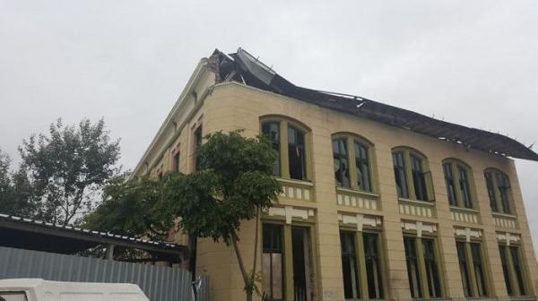 Pericol la București! Acoperişul fostei fabrici de bere Rahova a căzut pe carosabil (FOTO)