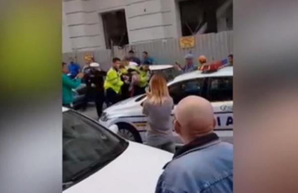 IMAGINI incredibile în București! Un șofer a lovit CU MAȘINA un polițist și a fost scos cu forța din automobil, după ce a fost amenințat cu arma (VIDEO)