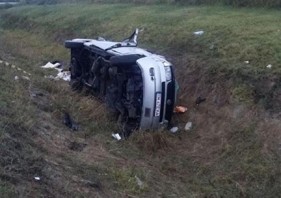 ULTIMA ORĂ! Un microbuz care se întorcea din Austria S-A RĂSTURNAT într-un oraş din Timiş! Sunt şase VICTIME!
