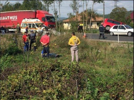 Accident ÎNFIORĂTOR în Bistriţa-Năsăud! O mamă şi fiul ei de doar doi ani au zburat pur şi simplu din maşină! Imagini VIOLENTE de la locul tragediei