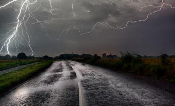 Cod portocaliu de fenomene extreme! Două persoane au fost LOVITE de fulger, în Vaslui. Un cioban a murit
