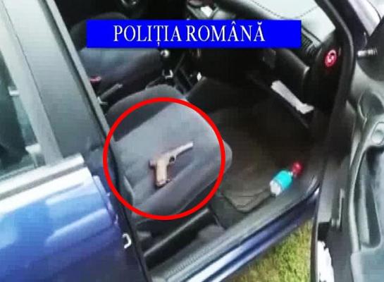 Un tânăr de 22 ani a fost prins în FLAGRANT în timp ce încerca să vândă un PISTOL găsit în podul casei - FOTO/VIDEO