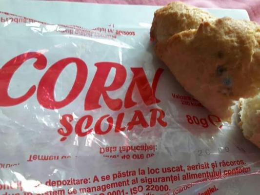 SCANDAL LA GRĂDINIŢĂ. Copiii de la o grădiniţă din Bacău au primit cornuri MUCEGĂITE - GALERIE FOTO