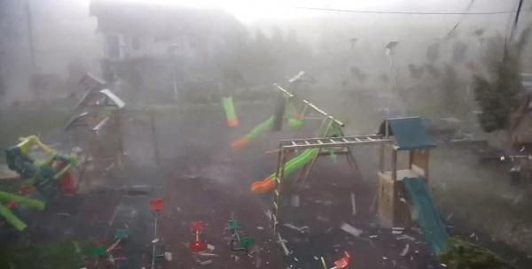 Noi imagini cu TORNADA care a lovit vestul ţării în 17 septembrie! URGIA a fost filmată în Cluj, de camerele de supraveghere (VIDEO DRAMATIC)