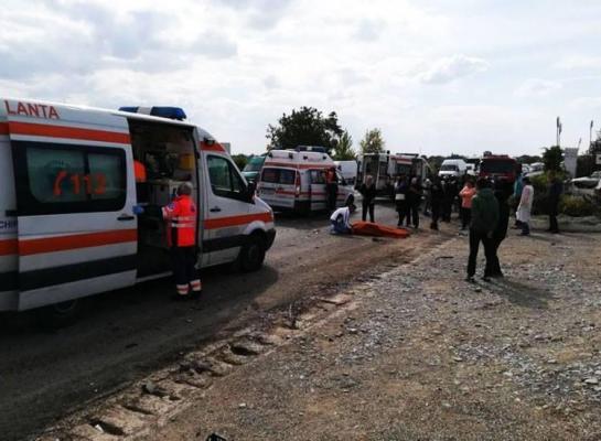 Impact frontal DEVASTATOR între două autoturisme în Vrancea! Un om a murit, iar alţi patru au fost grav răniţi!