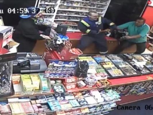 Imagini ȘOCANTE! S-a apărat cu mâinile goale după ce a fost atacat cu TOPORUL și ranga. Este incredibil ce a reușit să facă apoi (VIDEO)