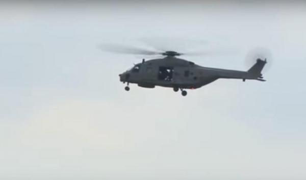 VIDEO Un pilot a CĂZUT dintr-un elicopter militar în timpul unei demonstraţii aeriene