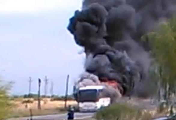 Momente de groază în Timiş. Autobuz cu zeci de muncitori, cuprins de flăcări. IMAGINI DRAMATICE