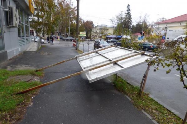 O femeie a ajuns în stare GRAVĂ la spital după ce a fost lovită de un panou publicitar!