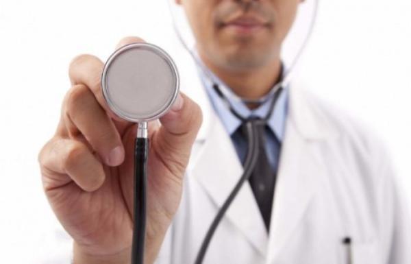 Un primar ameninţă că îşi va da foc în faţa Guvernului pentru că nu găseşte un medic care să vină în comuna sa