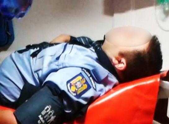 Un bărbat a rupt uniforma unui poliţist şi i-a furat pistolul în timp ce agentul încerca să îi pună cătuşele unui şofer