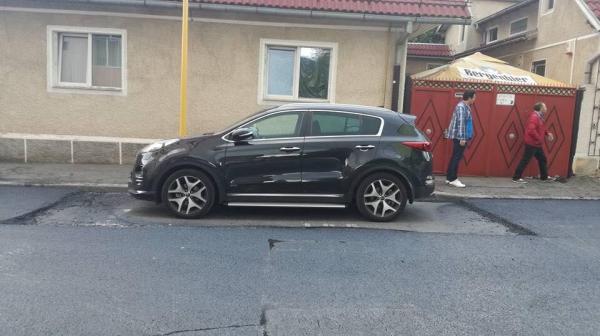 Imagini INCREDIBILE în Braşov! O maşină parcată i-a pus în încurcătură pe muncitorii care asfaltau o stradă - GALERIE FOTO